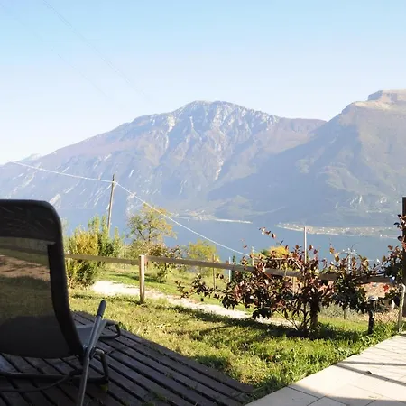 Vakantiehuis 56 Blu Yellow And Red View Garden Private Parking By Garda Domus Mea