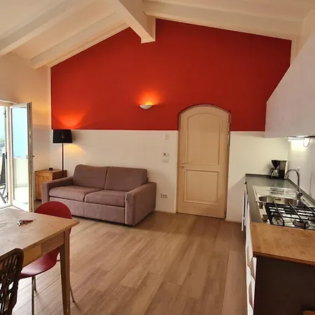 56 Blu Yellow And Red View Garden Private Parking By Garda Domus Mea