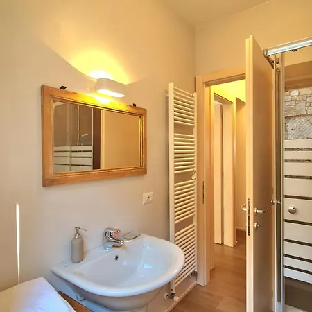 Vakantiehuis 56 Blu Yellow And Red View Garden Private Parking By Garda Domus Mea *