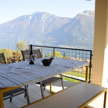 Holiday home 56 Blu Yellow And Red View Garden Private Parking By Garda Domus Mea *