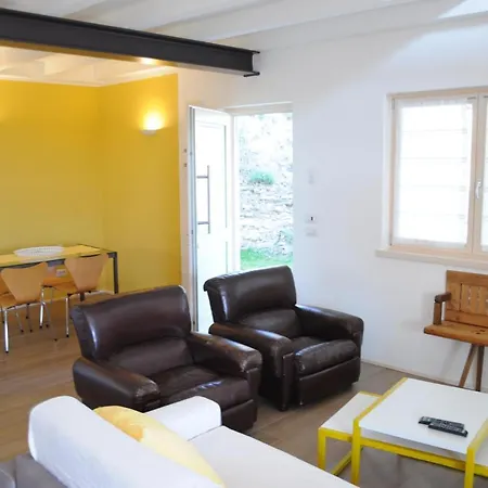 56 Blu Yellow And Red View Garden Private Parking By Garda Domus Mea