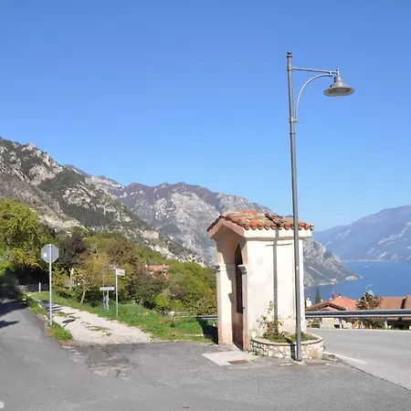 56 Blu Yellow And Red View Garden Private Parking By Garda Domus Mea Holiday home *