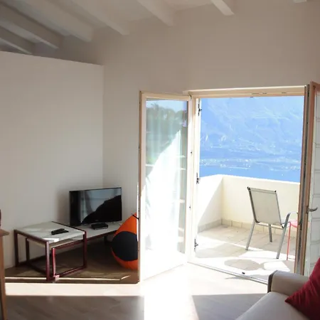 Holiday home 56 Blu Yellow And Red View Garden Private Parking By Garda Domus Mea