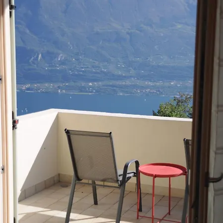 Holiday home 56 Blu Yellow And Red View Garden Private Parking By Garda Domus Mea *