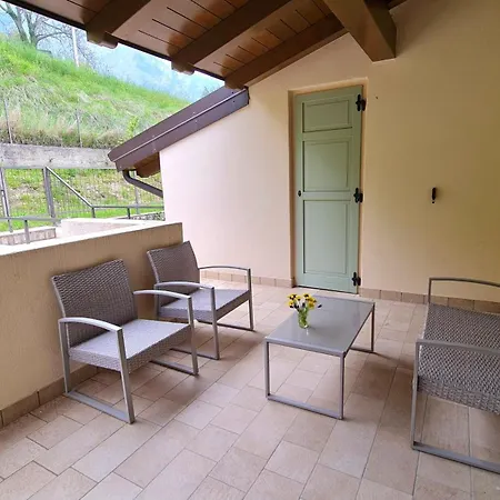 56 Blu Yellow And Red View Garden Private Parking By Garda Domus Mea