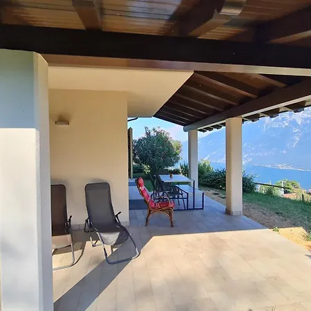 56 Blu Yellow And Red View Garden Private Parking By Garda Domus Mea